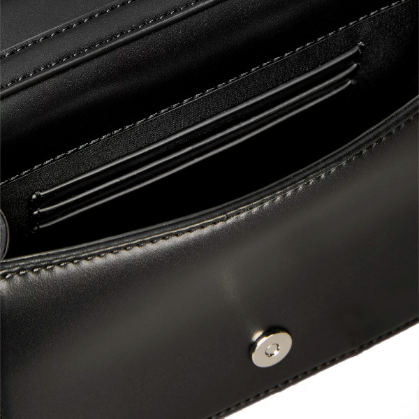 mini-sac-matelasse-avec-logo-embleme