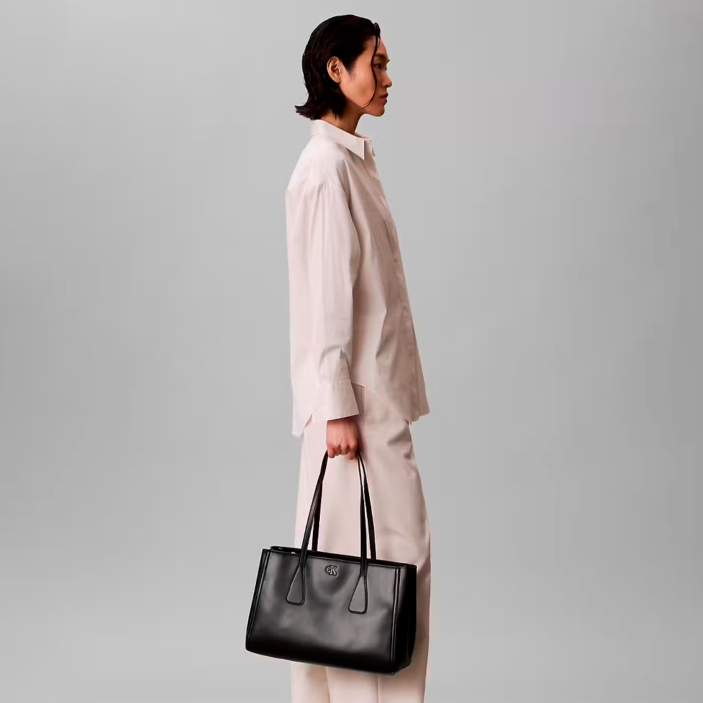 Calvin Klein Jeans Bolso tote de negocio con logo monograma – imagen 5