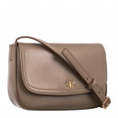 bolsa-para-camera-com-aba-e-monograma