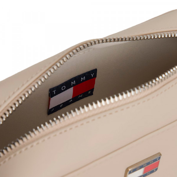 bolso-bandolera-essential-con-logo-metalico