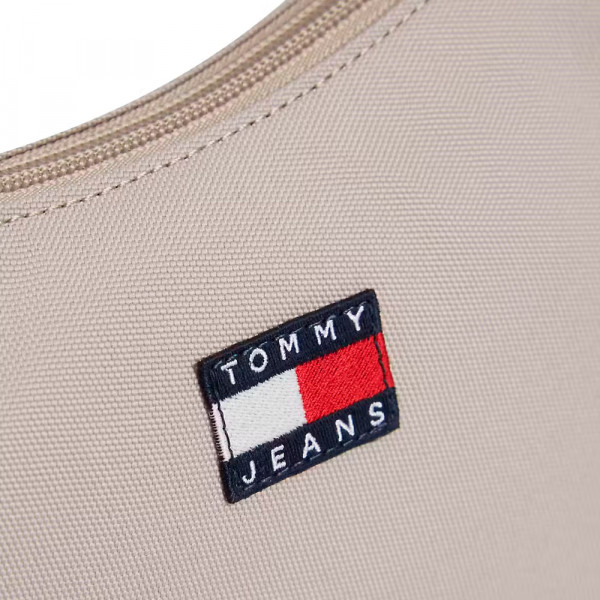 borsa-essenziale-con-scritta-sulla-tracolla