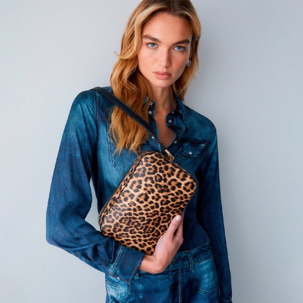 bolsa-transversal-media-com-estampa-animal