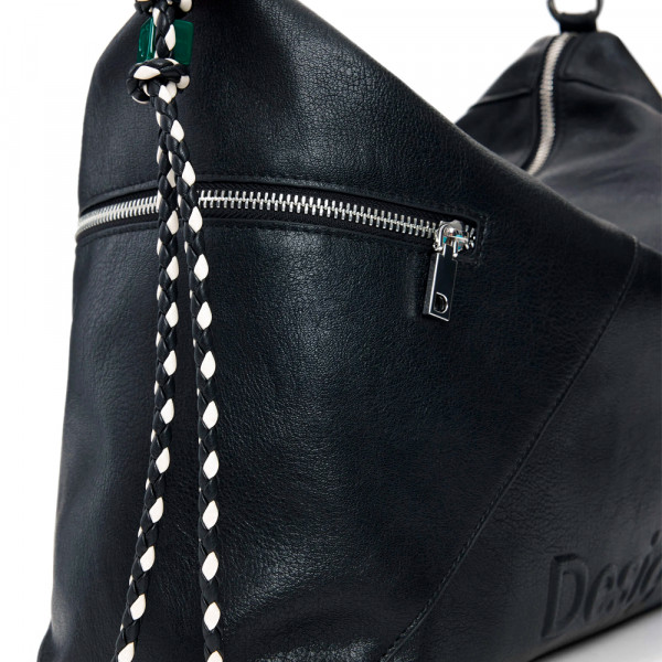 grosse-tasche-mit-logo-anhanger