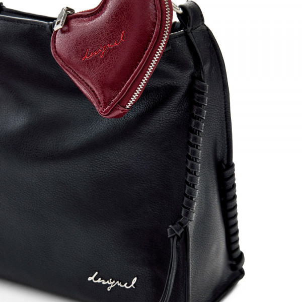 sac-moyen-avec-breloque-en-forme-de-coeur