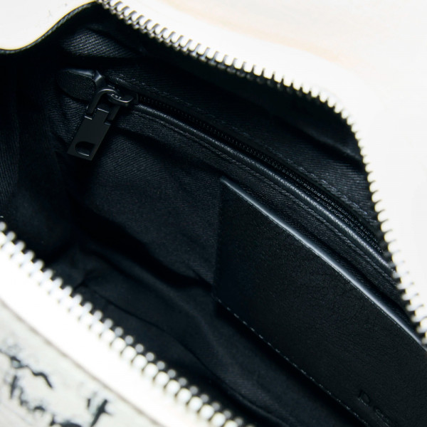 mittelgrosse-tasche-mit-aufschrift