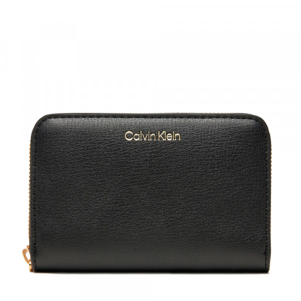 cartera-cuadrada-con-cremallera-y-logo-en-lamina-metalica