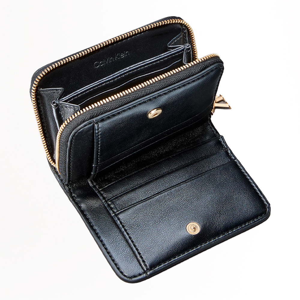 Calvin Klein Jeans Cartera de piel mediana con cremallera – imagen 5