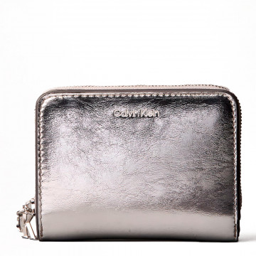 cartera-con-cremallera-y-monograma-metalico