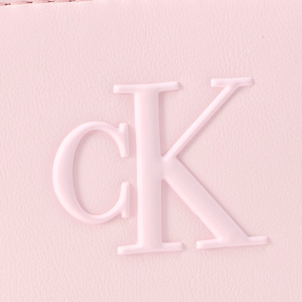 cartera-con-cremallera-y-monograma