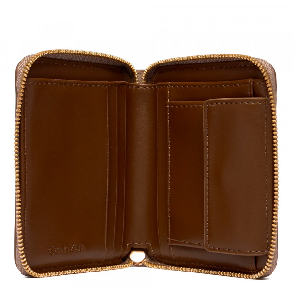 cartera-con-cremallera-y-logo-en-lamina-metalica