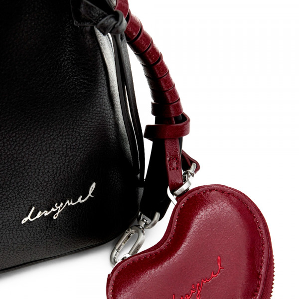 zaino-medio-con-ciondolo-a-forma-di-cuore