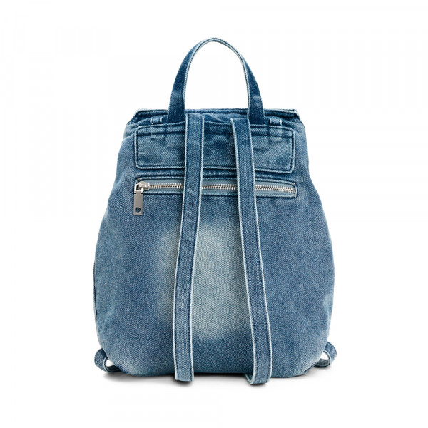 kleiner-rucksack-mit-jeansanhangern