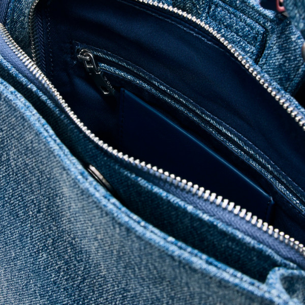 kleiner-jeansrucksack-mit-herzmotiv