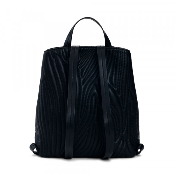 mochila-pequena-com-detalhes-em-relevo