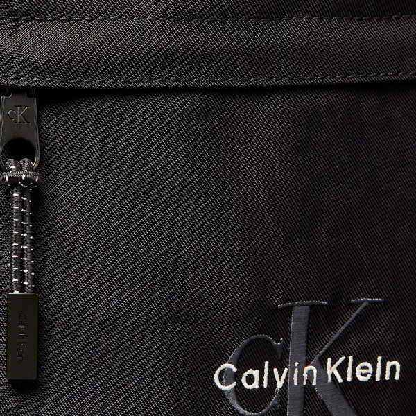 flache-nylontasche-mit-monogramm-logo