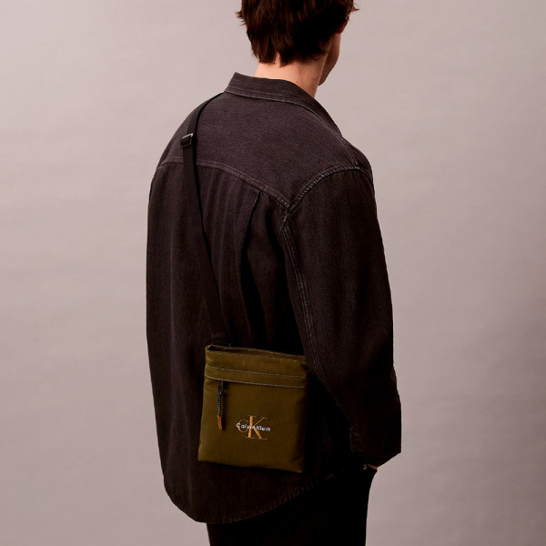 borsa-piatta-in-nylon-con-logo-monogramma