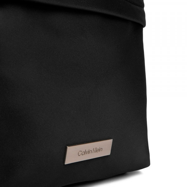 sac-bandouliere-elegant-fin-et-plat