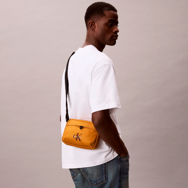 borsa-a-tracolla-in-nylon-per-fotocamera-con-logo-in-evidenza