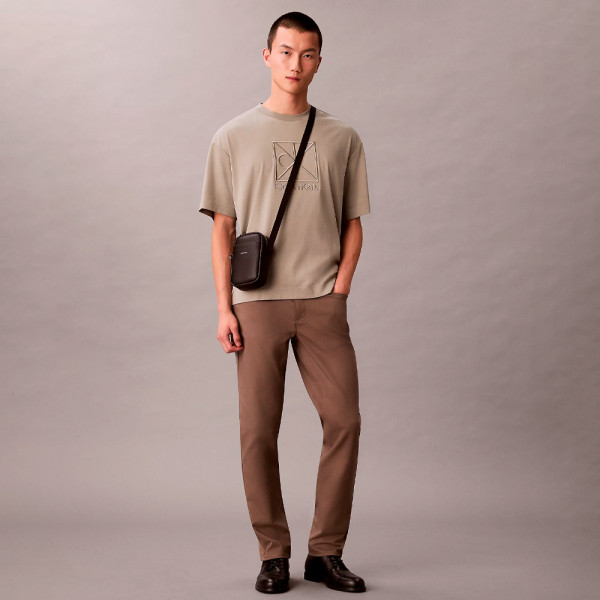 bolso-de-reportero-slim-con-placa-de-logo-elevado