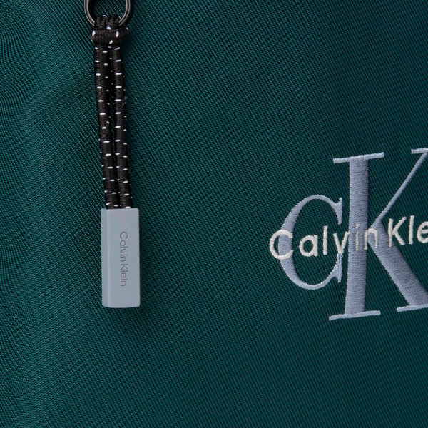 flache-nylontasche-mit-monogramm-logo
