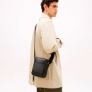bolsa-estilo-reporter-com-alca-de-ombro-e-logotipo