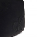 borsa-a-tracolla-da-reporter-con-monogramma-inciso