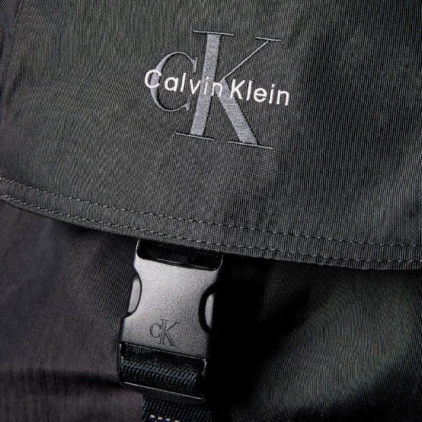 nylon-rucksack-mit-klappe-und-monogramm-logo