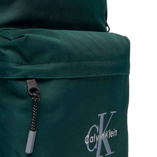 mochila-de-nylon-com-logotipo-monogramado