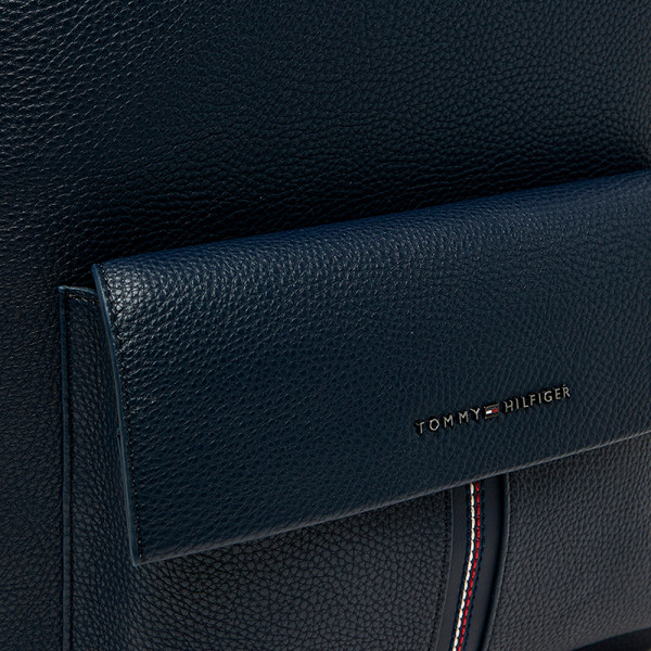 mochila-texturizada-con-bolsillo-de-solapa