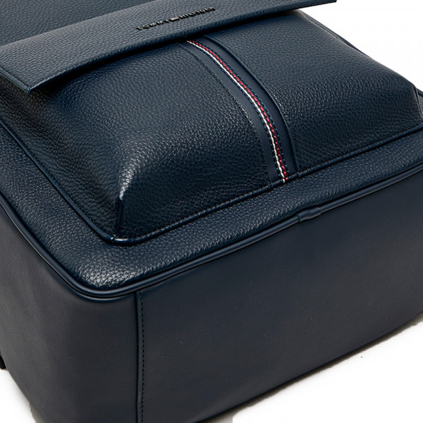 strukturierter-rucksack-mit-klappentasche