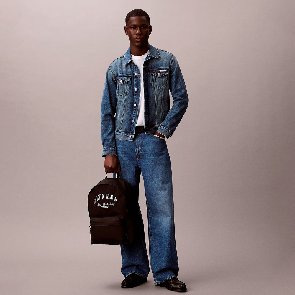 Calvin Klein Jeans Mochilla trolley gráfica con logo – imagen 2