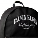 mochila-com-rodinhas-e-estampa-grafica-com-logotipo