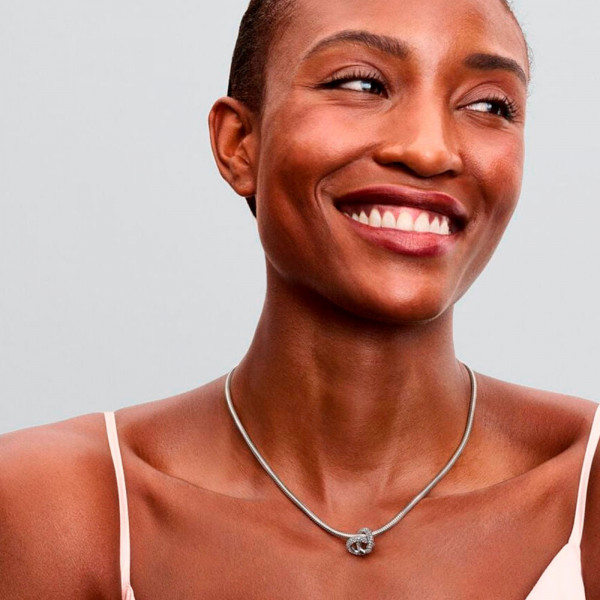 charm-con-nodo-infinito-e-cuore-pave-793771c01