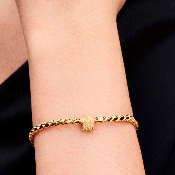 mini-ciondolo-a-forma-di-stella-con-rivestimento-in-oro-14k-testurizzato-764050c00