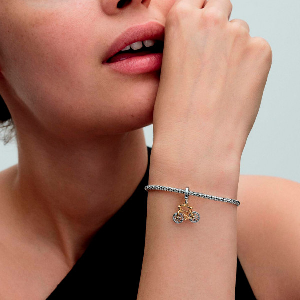 pingente-com-rodas-de-bicicleta-giratorias-em-dois-tons-763354c01