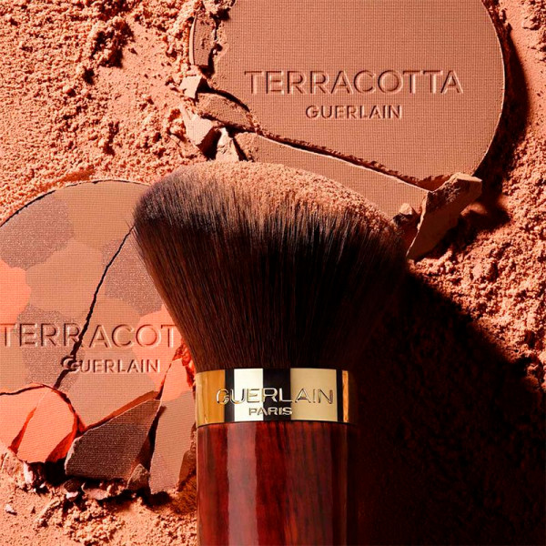 terracotta-light-illuminating-powder-for-a-naturally-healthy-complexion-effect-96-naturally-derived-ingredients