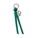 colgante-para-el-bolso-con-borla-y-logo-distintivo-en-piel
