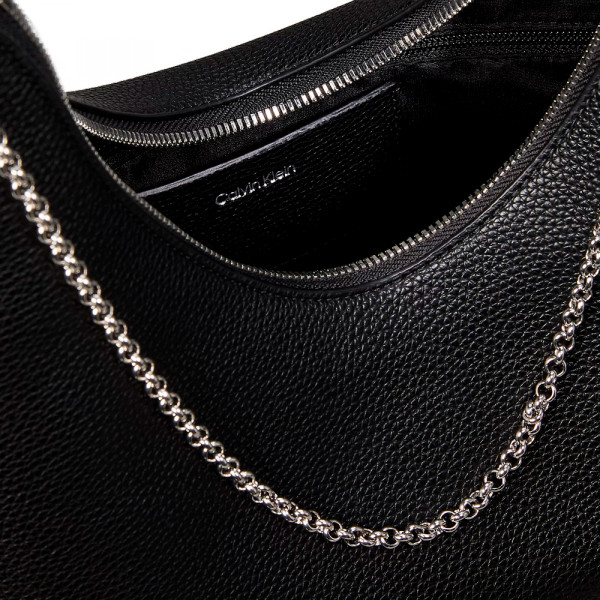 bolso-hobo-con-cadena-de-bisuteria-de-guijarros