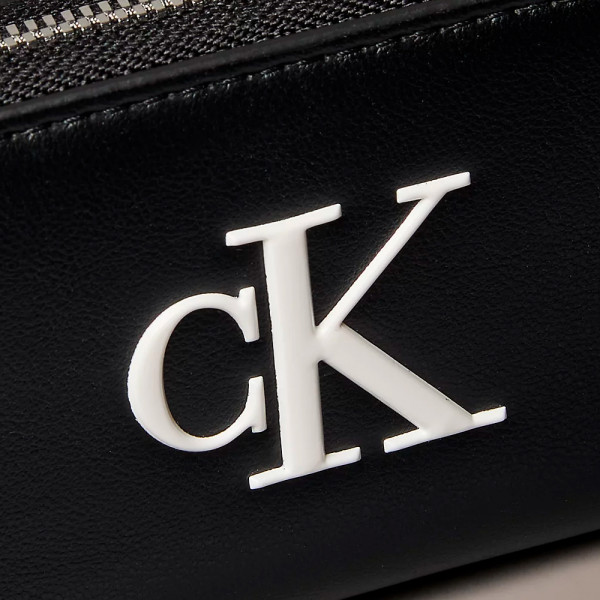 geldborse-mit-reissverschluss-und-monogramm
