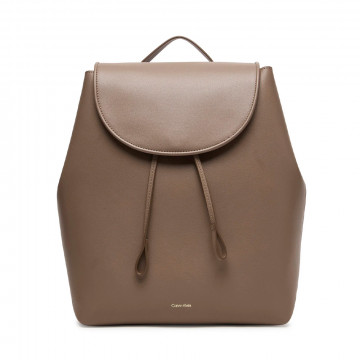 grosser-rucksack-mit-klappe-und-metallfolienlogo