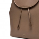 grosser-rucksack-mit-klappe-und-metallfolienlogo