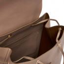 grosser-rucksack-mit-klappe-und-metallfolienlogo