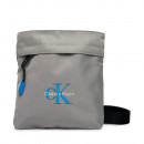 sac-bandouliere-plat-en-nylon-avec-logo-monogramme