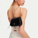 cartera-curva-con-correa-de-cadena