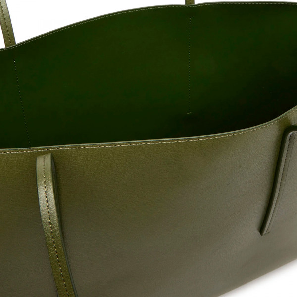 bolso-tote-con-logo-en-lamina-metalica