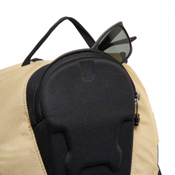 mochila-bathroom-sink