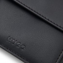 cartera-con-estampado-de-monograma-y-logo-apilado-metalico