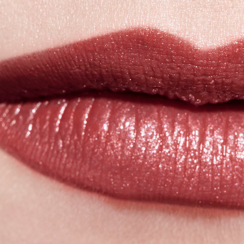 rouge-coco-long-lasting-satin-lipstick-moisturizing-and-smoothing-treatment