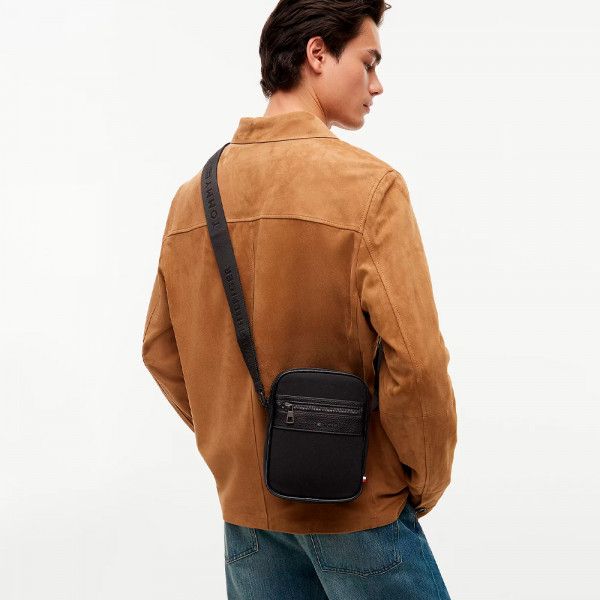 sac-de-reporter-avec-textures-variees-et-logo
