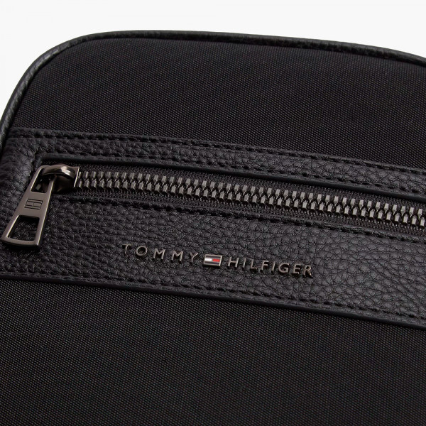 reporter-bag-with-mixed-textures-and-logo